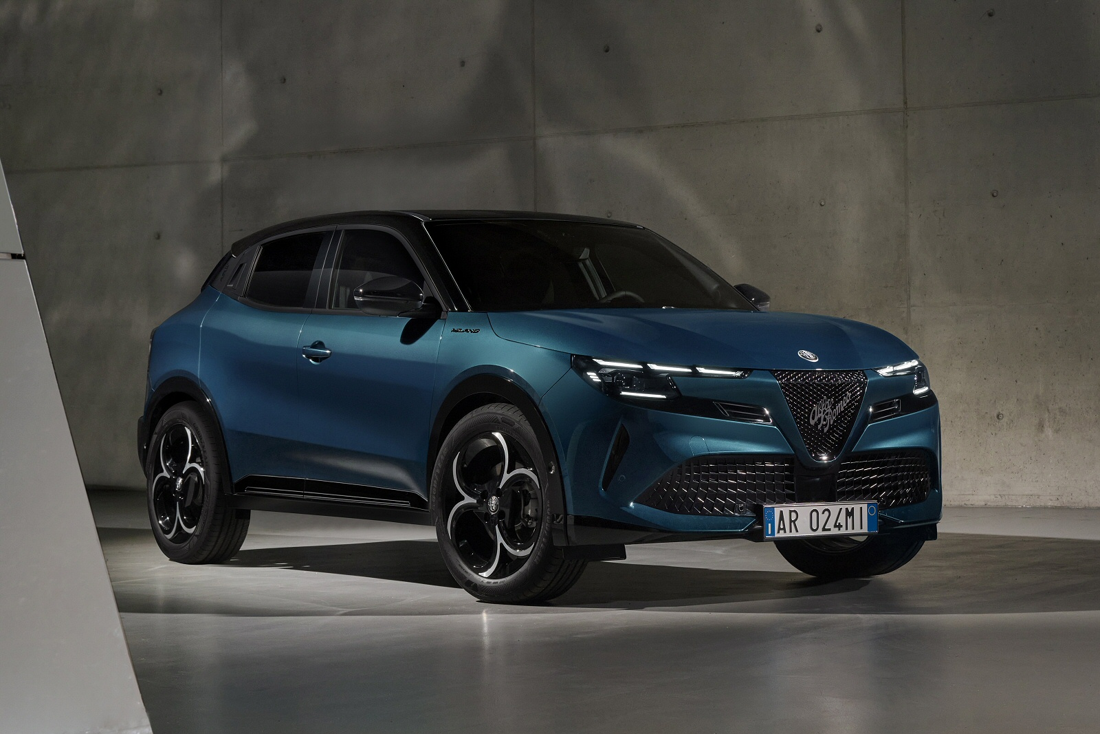 New Alfa Romeo Junior Ibrida 136 + Review - Image 1