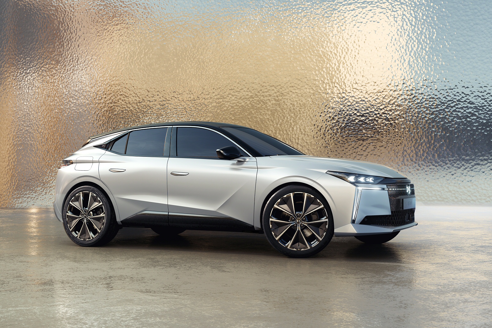 New DS No4 E-TENSE + Review - Image 1