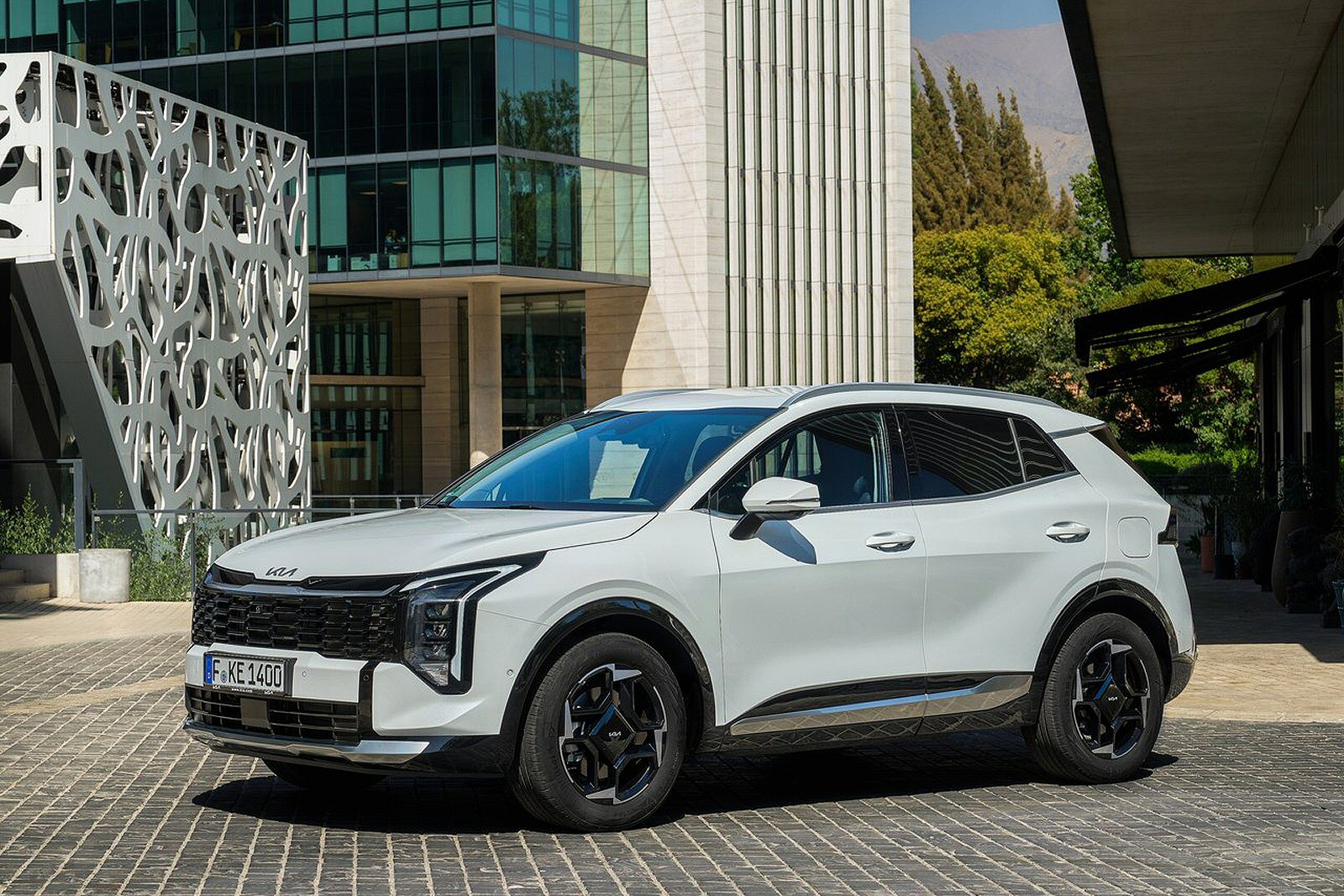 New Kia Sportage Hybrid + Review - Image 1