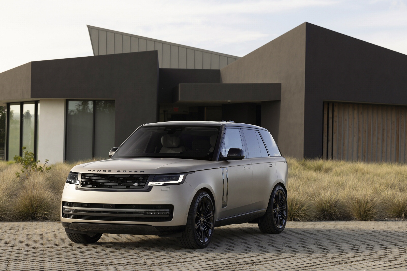 New Land Rover Range Rover P460e + Review - Image 1