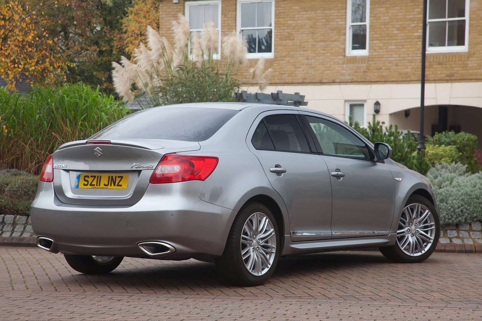 Used Suzuki Kizashi (2012 - 2014) + Guide - Image 1