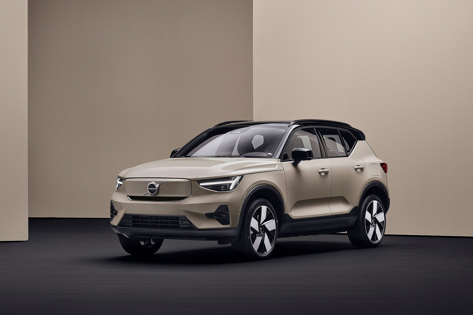 New Volvo EX40 + Review - Image 1