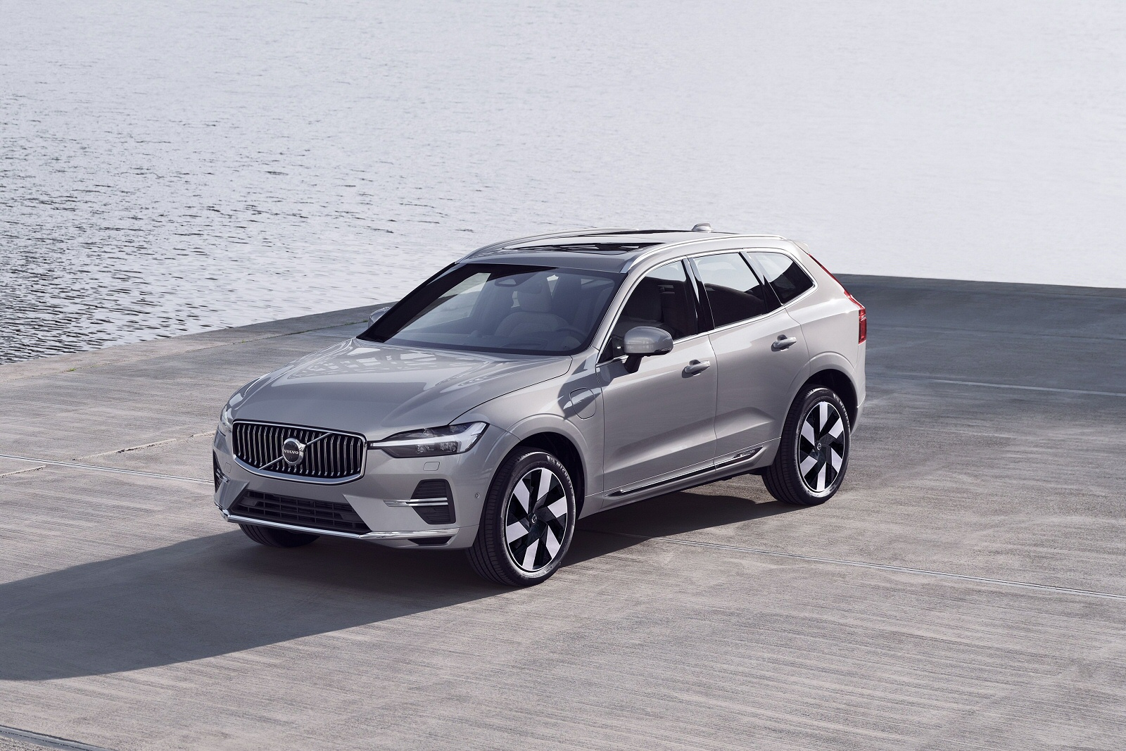 New Volvo XC60 T8 Plug-in hybrid AWD + Review - Image 1