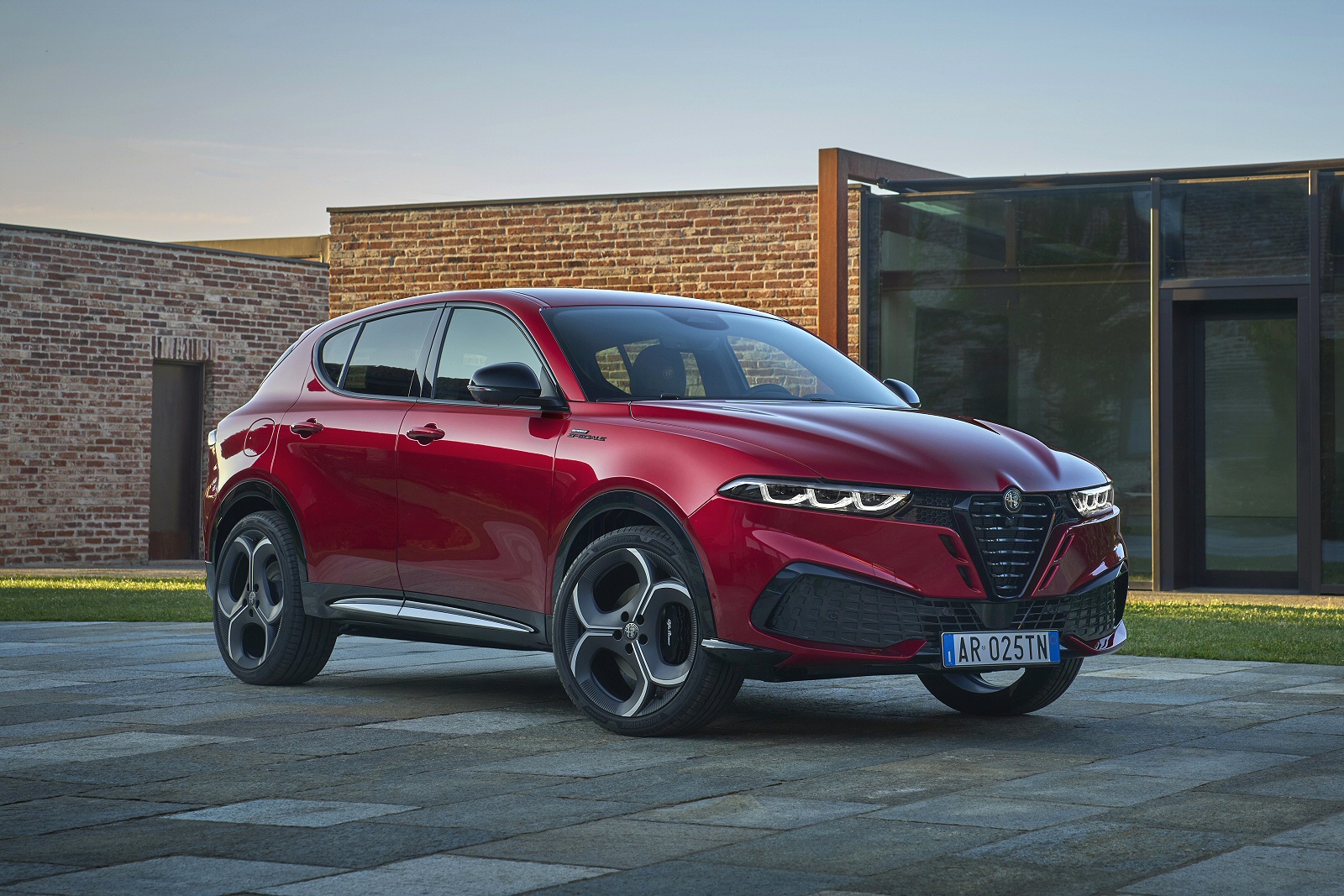 New Alfa Romeo Tonale ibrida plug-in 1.3 PHEV 270 Q4 + Review - Image 1