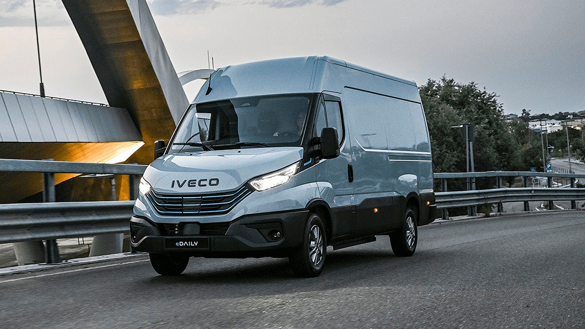 IVECO eDAILY 42C14 ELECTRIC 140kW 74kWh Crew Cab Dropside 4100 WB Auto [22kW]