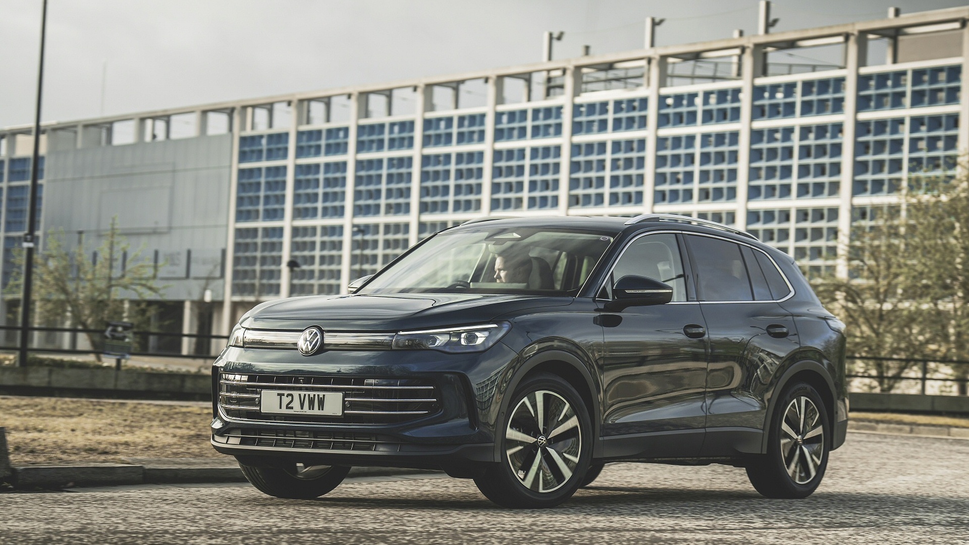 VOLKSWAGEN TIGUAN DIESEL ESTATE 2.0 TDI R-Line 5dr DSG