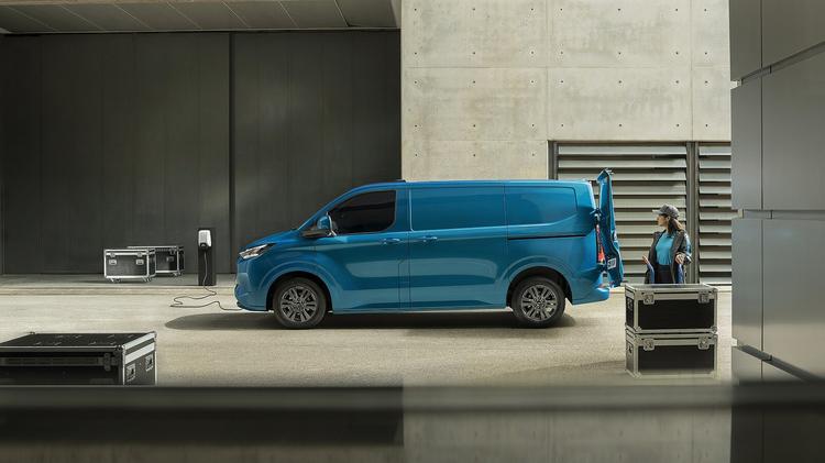 FORD E-TRANSIT CUSTOM 340 L1 ELECTRIC AWD 100kW 71kWh H1 Double Cab Van Trend Auto