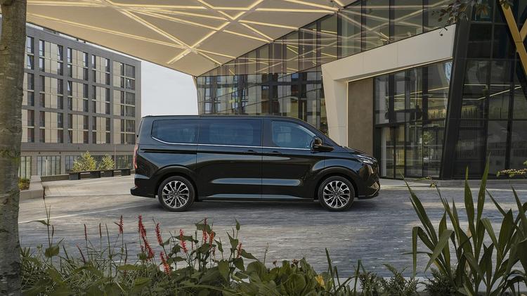 FORD TRANSIT CUSTOM 340 L2 PETROL FWD 2.5 PHEV 232ps H1 Kombi Limited 9 Seater Auto