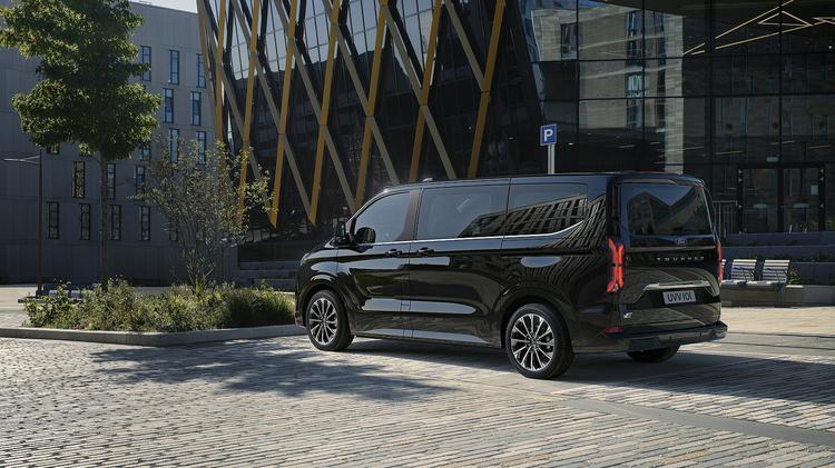 FORD TRANSIT CUSTOM 340 L2 PETROL FWD 2.5 PHEV 232ps H1 Kombi Limited 9 Seater Auto