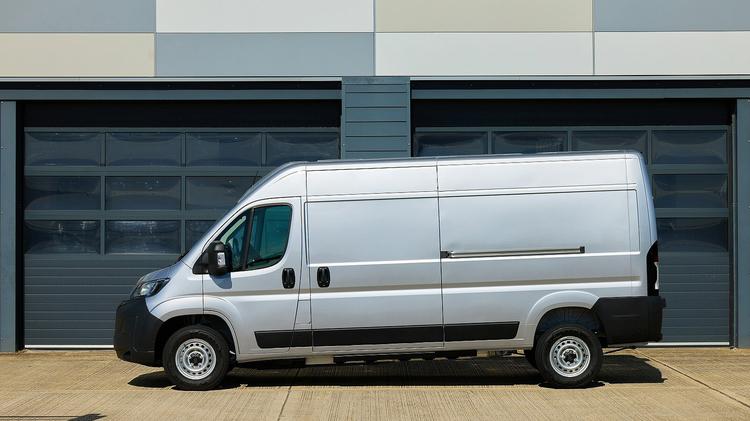 PEUGEOT e-BOXER 435 L3 205kW 110kWh H2 Van Professional Auto [22kW]