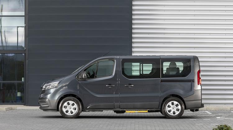 RENAULT TRAFIC SWB MINIBUS DIESEL SL30 Blue dCi 150 Advance 9 Seater EAG9
