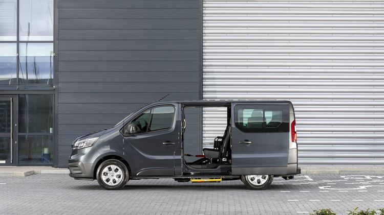 RENAULT TRAFIC SWB MINIBUS DIESEL SL30 Blue dCi 150 Advance 9 Seater EAG9