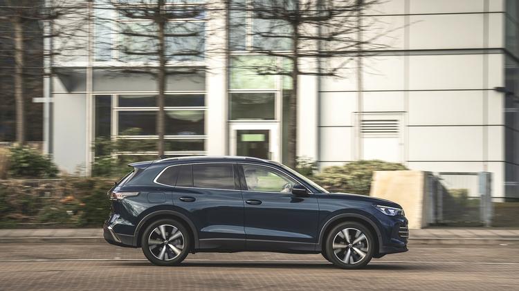 VOLKSWAGEN TIGUAN DIESEL ESTATE 2.0 TDI R-Line 5dr DSG