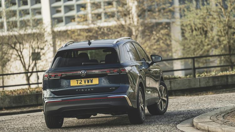VOLKSWAGEN TIGUAN DIESEL ESTATE 2.0 TDI R-Line 5dr DSG