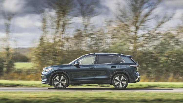 VOLKSWAGEN TIGUAN DIESEL ESTATE 2.0 TDI R-Line 5dr DSG
