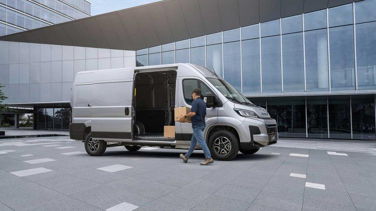 IVECO eSUPERJOLLY 35F20 ELECTRIC 205kW 110kWh High Roof Van 4035 WB Auto