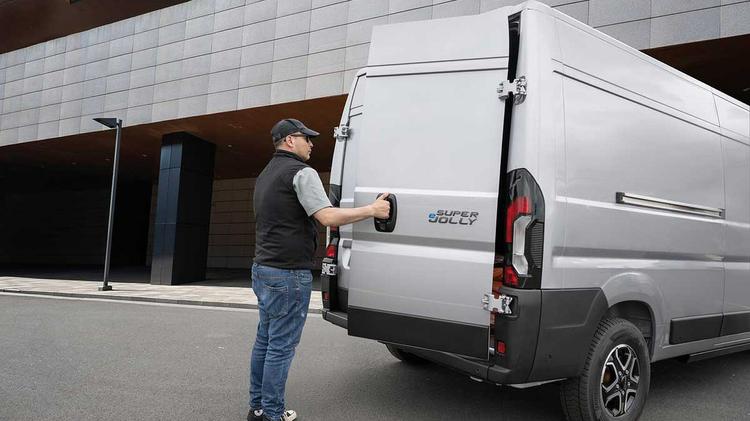IVECO eSUPERJOLLY 35F20 ELECTRIC 205kW 110kWh High Roof Van 4035 WB Auto