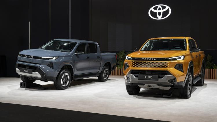 TOYOTA HILUX Invincible D/Cab Pick Up 2.4 D-4D Auto