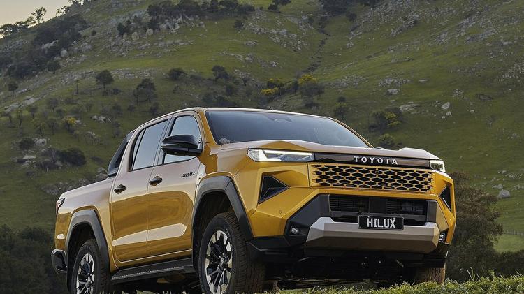 TOYOTA HILUX DIESEL Invincible D/Cab Pick Up 2.8 D-4D