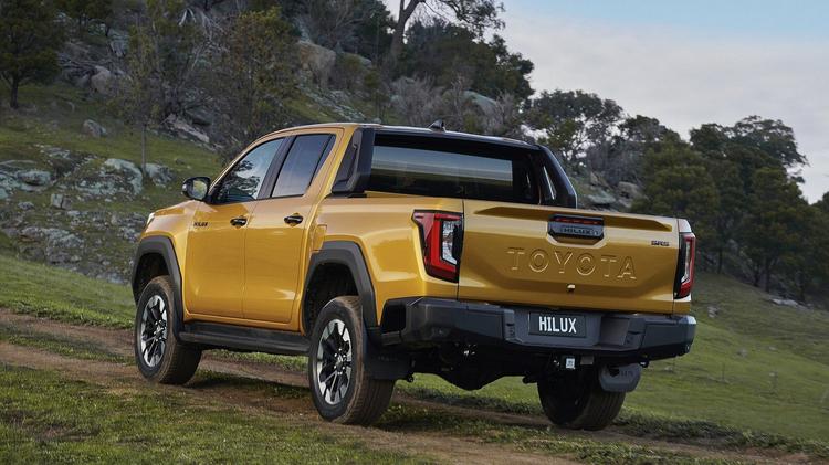 TOYOTA HILUX DIESEL Invincible D/Cab Pick Up 2.8 D-4D