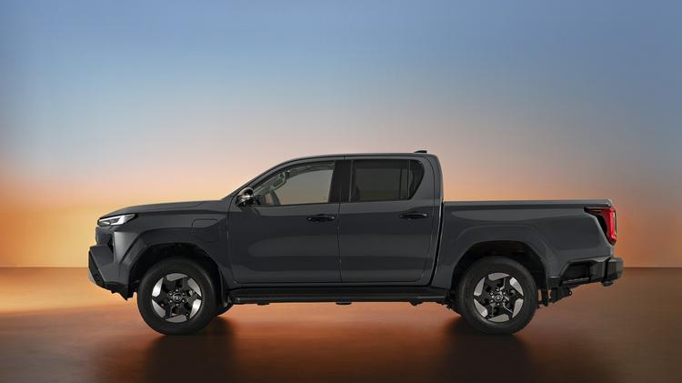 TOYOTA HILUX Invincible D/Cab Pick Up 2.4 D-4D Auto
