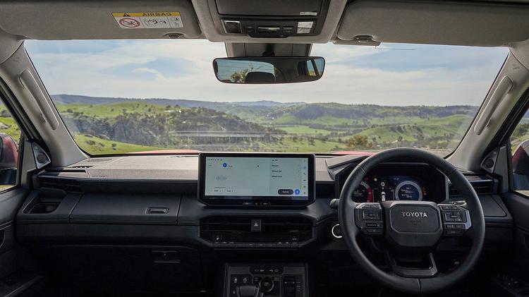 TOYOTA HILUX DIESEL Invincible D/Cab Pick Up 2.8 D-4D