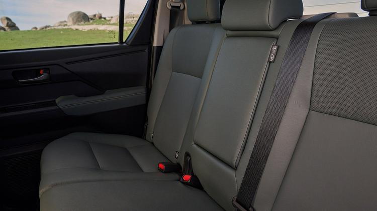 TOYOTA HILUX DIESEL Invincible D/Cab Pick Up 2.8 D-4D