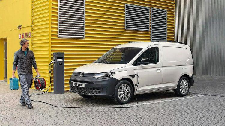 VOLKSWAGEN CADDY CARGO C20 DIESEL 2.0 TDI 102 Commerce Plus Van [Assistance]