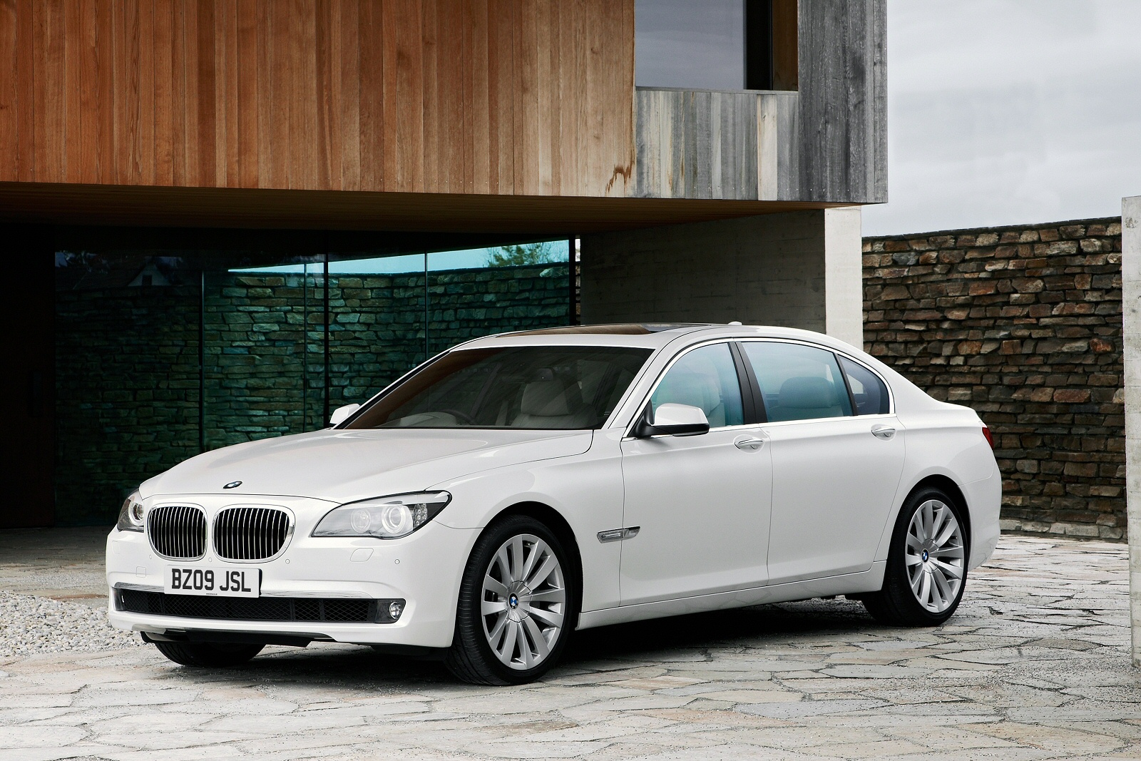 Used BMW 7 Series (2009 - 2012) + Guide - Image 1