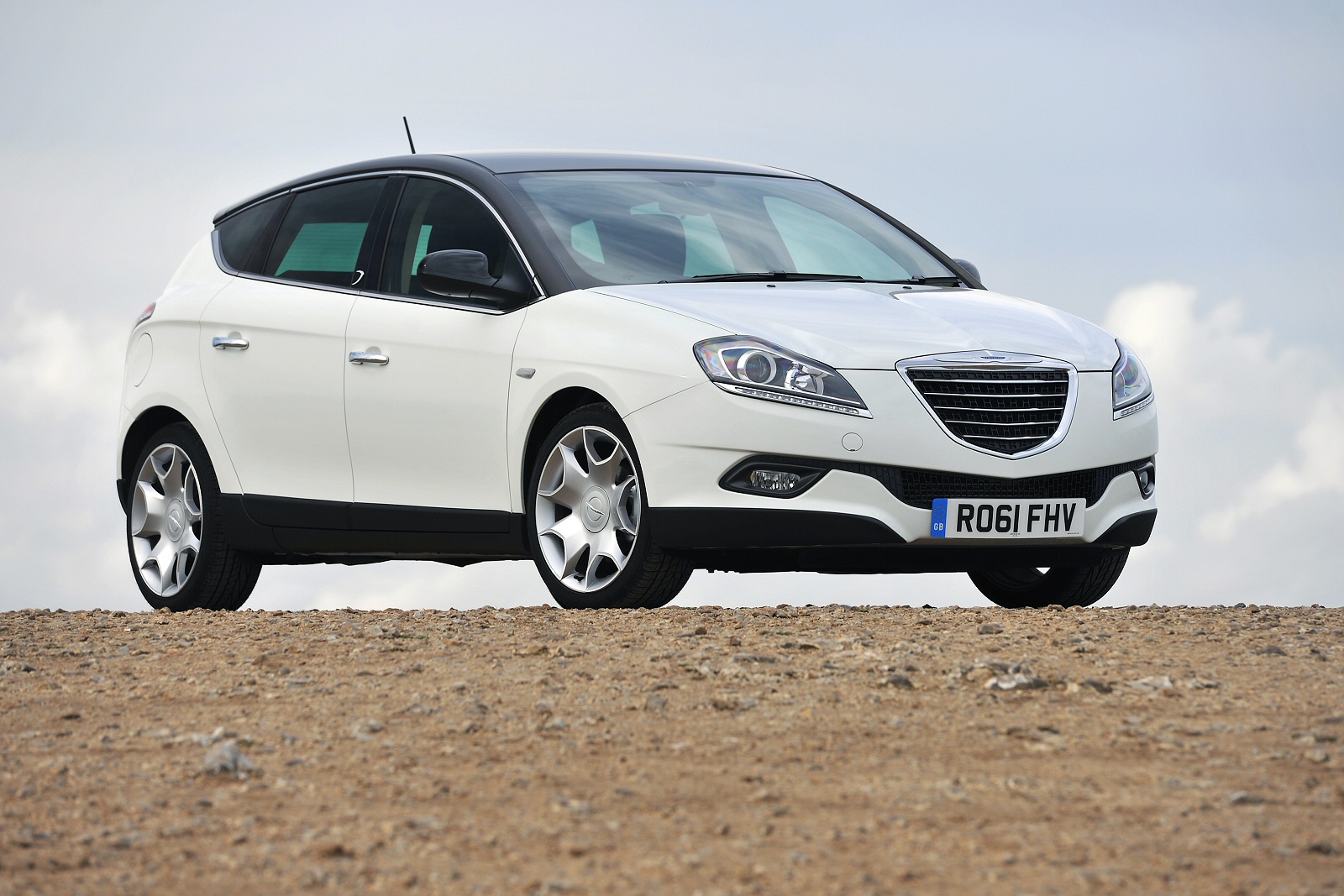 Used Chrysler Delta (2011 - 2015) + Guide - Image 1