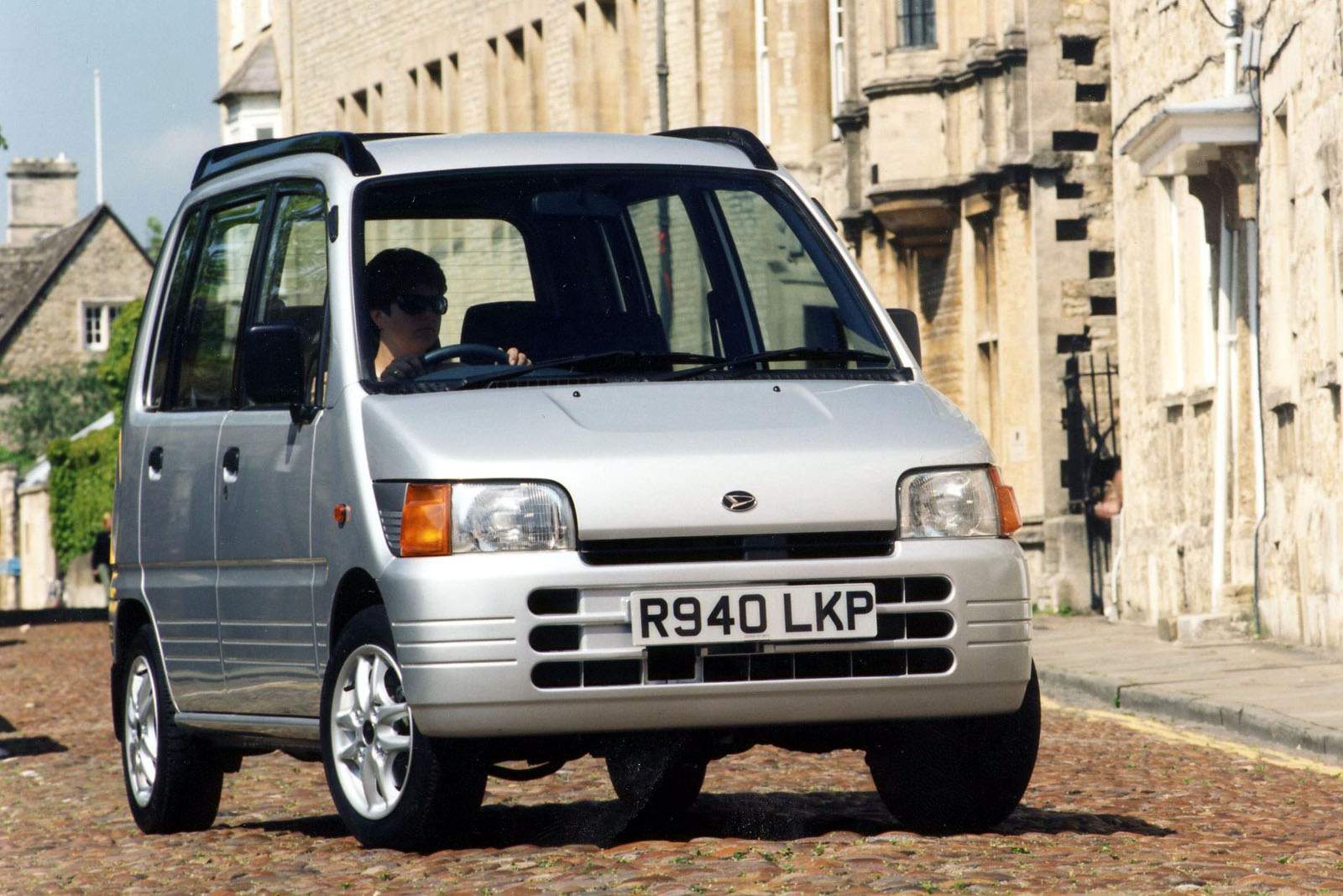 Used Daihatsu Move (1997 - 2000) + Guide - Image 1