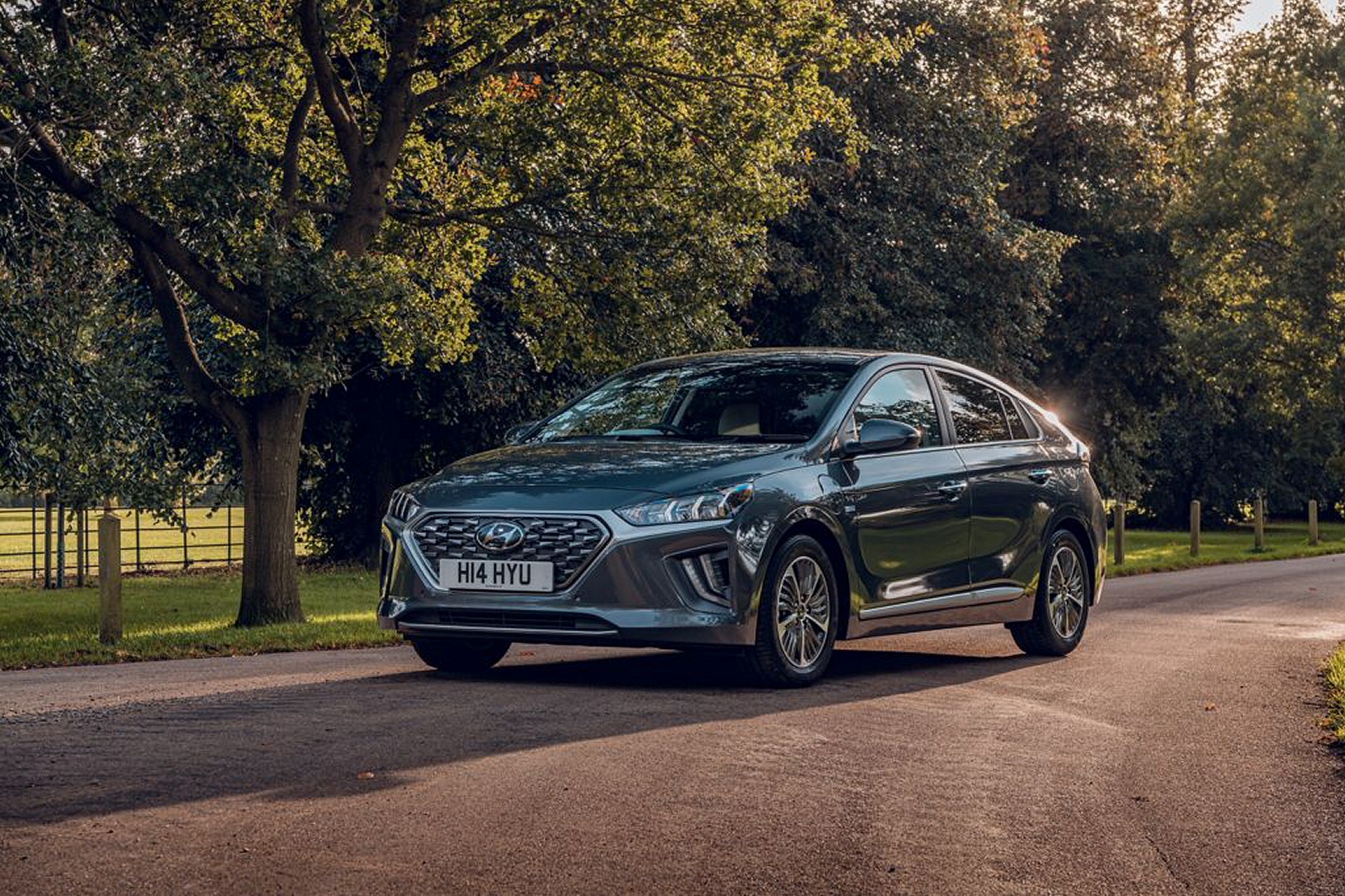 Used Hyundai IONIQ Plug-in (2017 - 2023) + Guide - Image 1