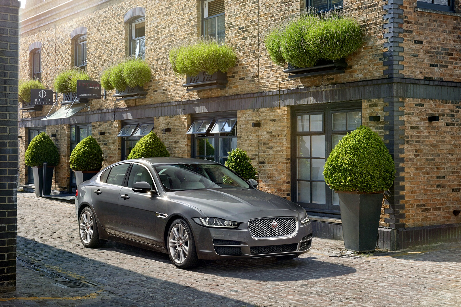 Used Jaguar XE (2015 - 2019) + Guide - Image 1