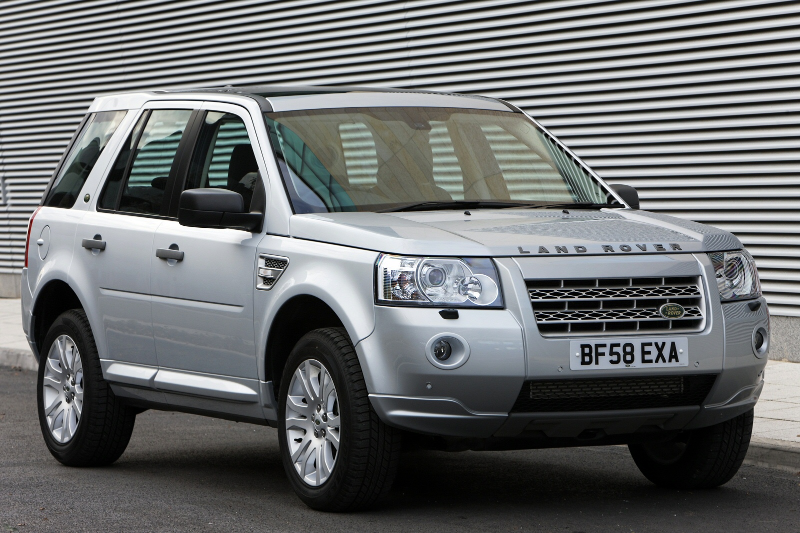 Used Land Rover Freelander 2 (2008 - 2010) + Guide - Image 1