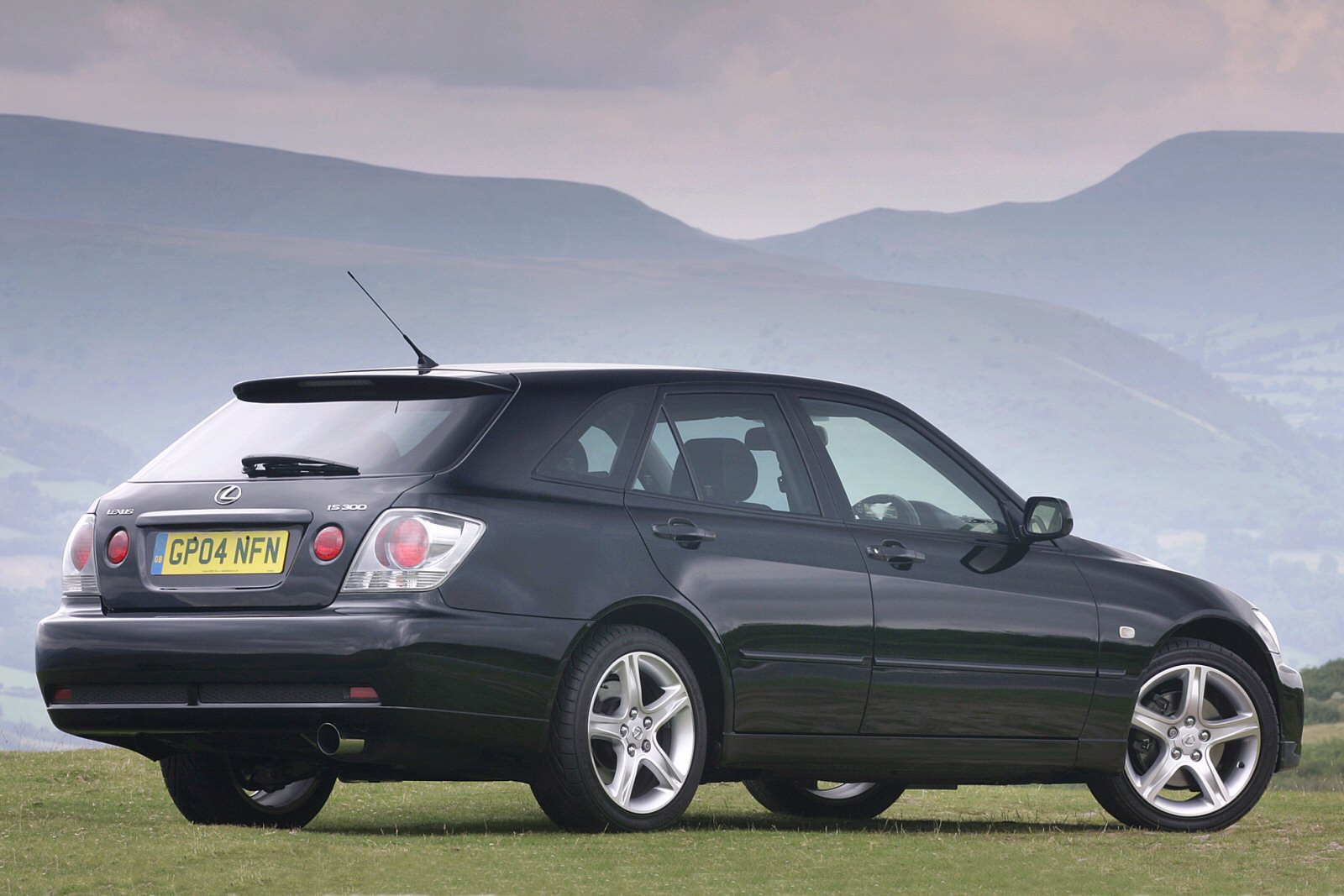 Used Lexus IS Sportcross (2001 - 2005) + Guide - Image 1