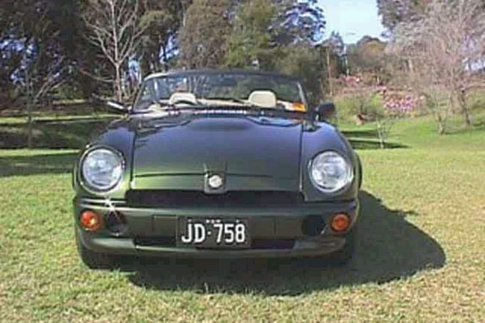 Used MG RV8 (1992 - 1995) + Guide - Image 1