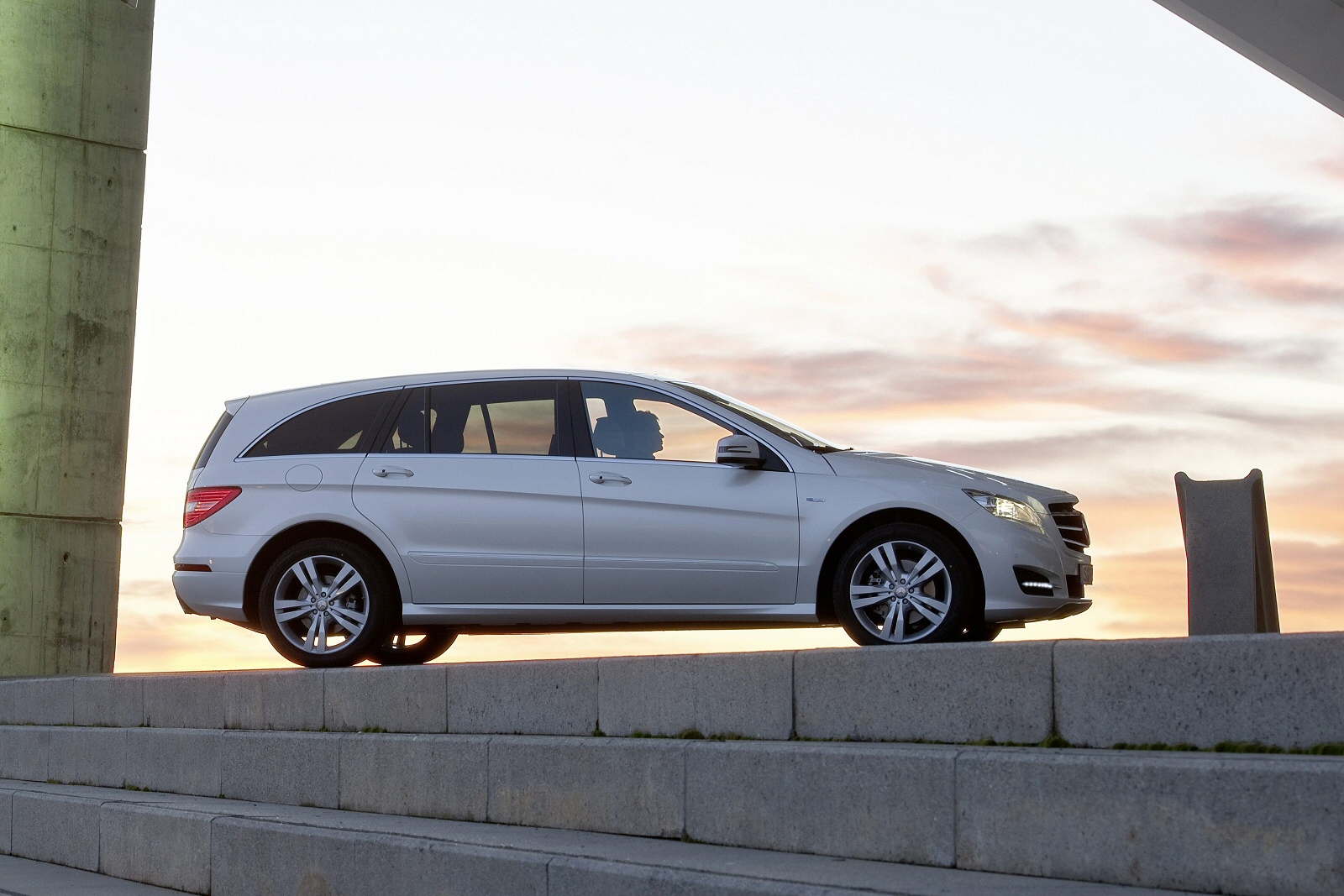 Used Mercedes-Benz R-Class (2011 - 2014) + Guide - Image 1