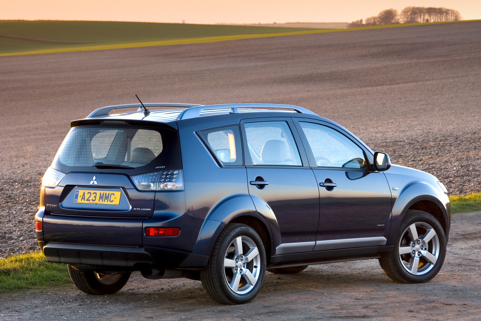 Used Mitsubishi Outlander (2007 - 2010) + Guide - Image 1