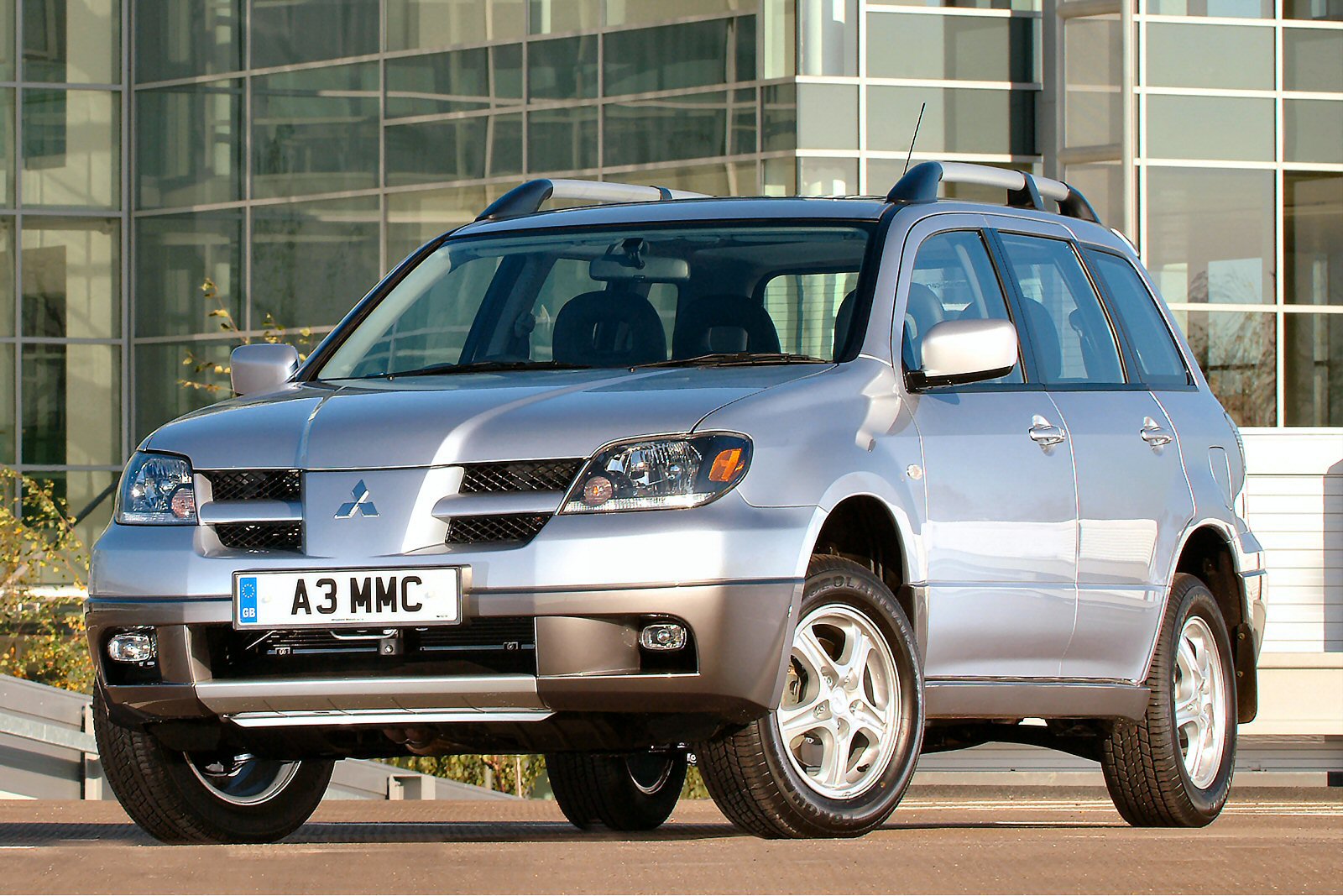 Used Mitsubishi Outlander (2003 - 2007) + Guide - Image 1