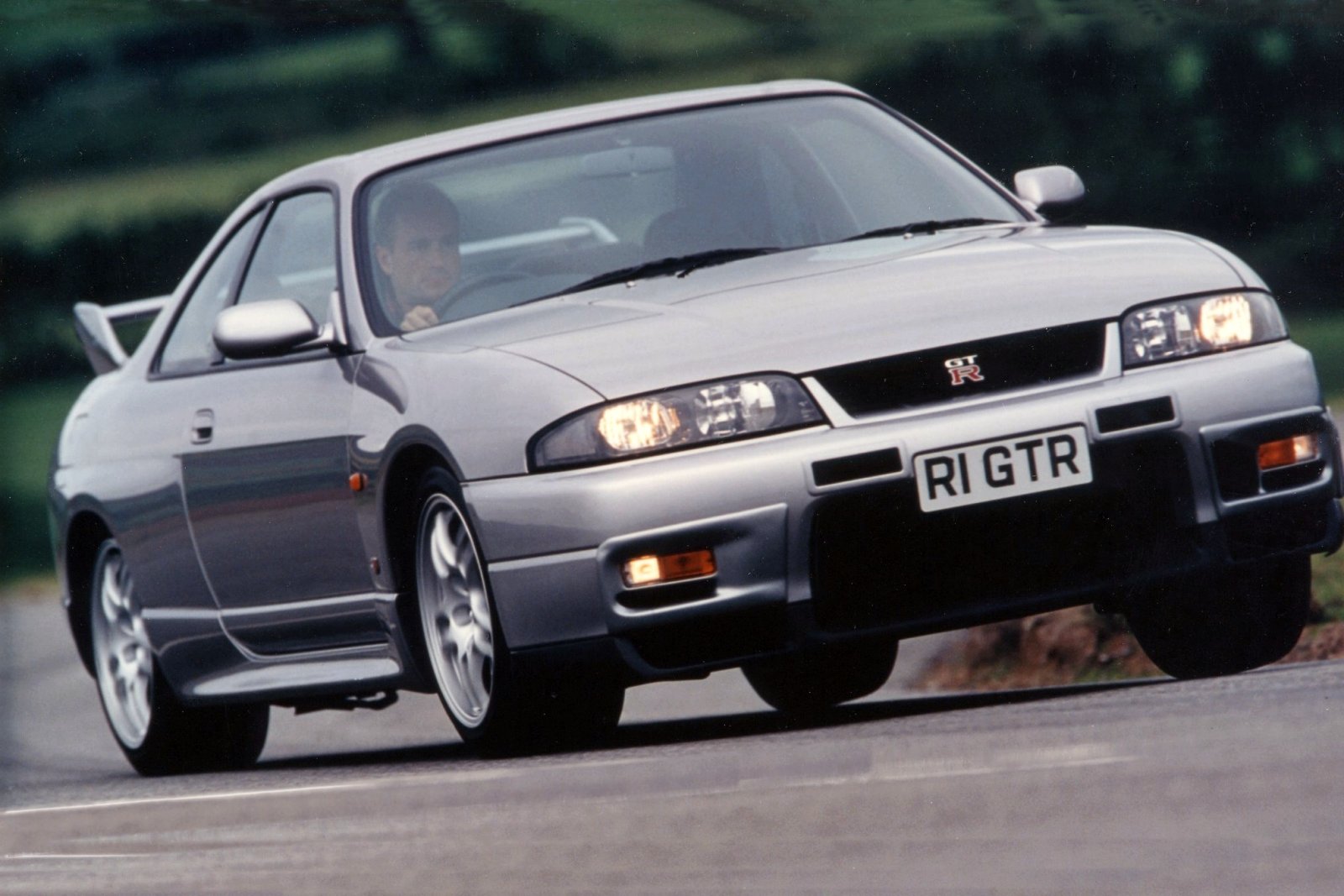 Used Nissan Skyline GT - R R33 (1997 - 1999) + Guide - Image 1