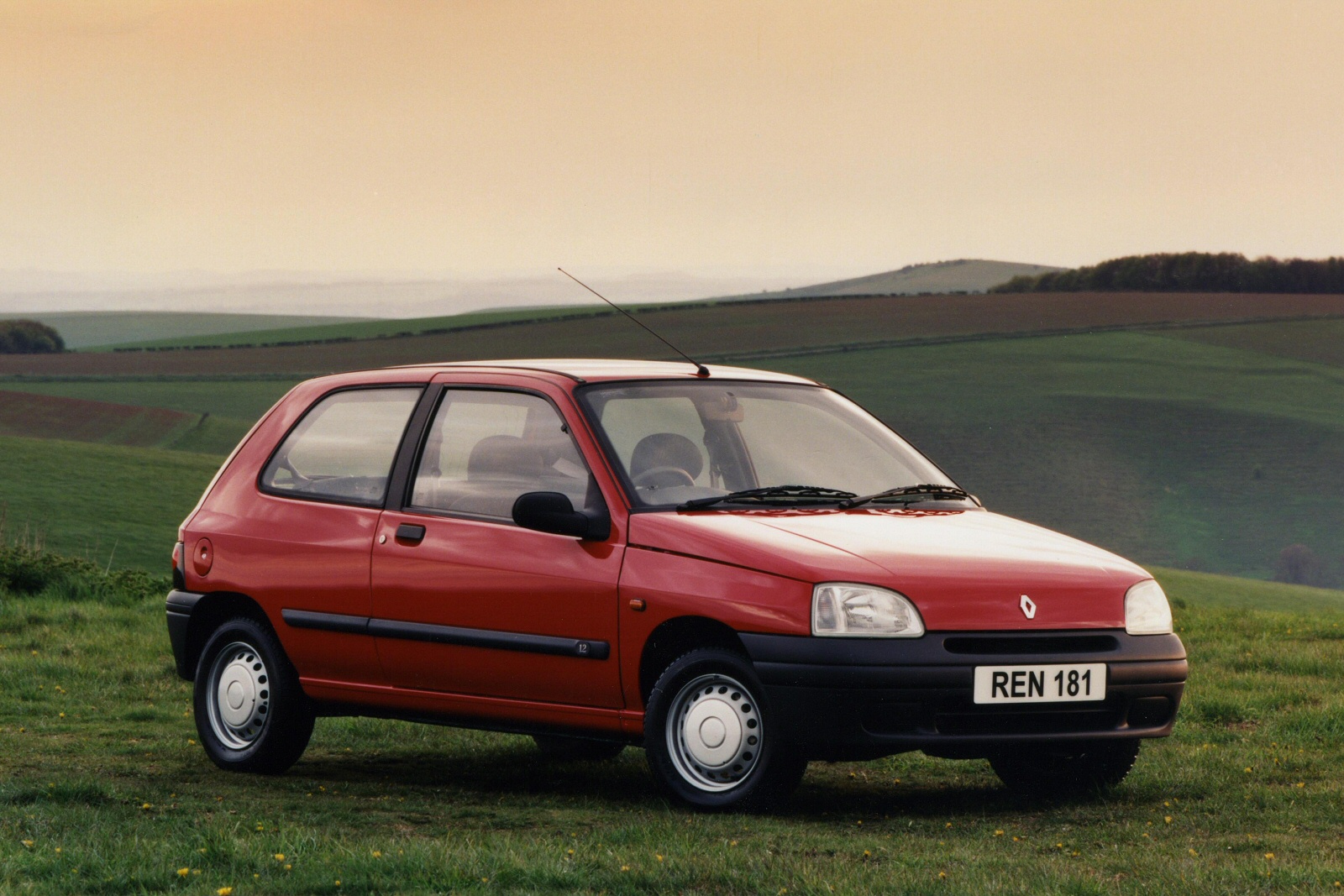 Used Renault Clio (1991 - 1998) + Guide - Image 1