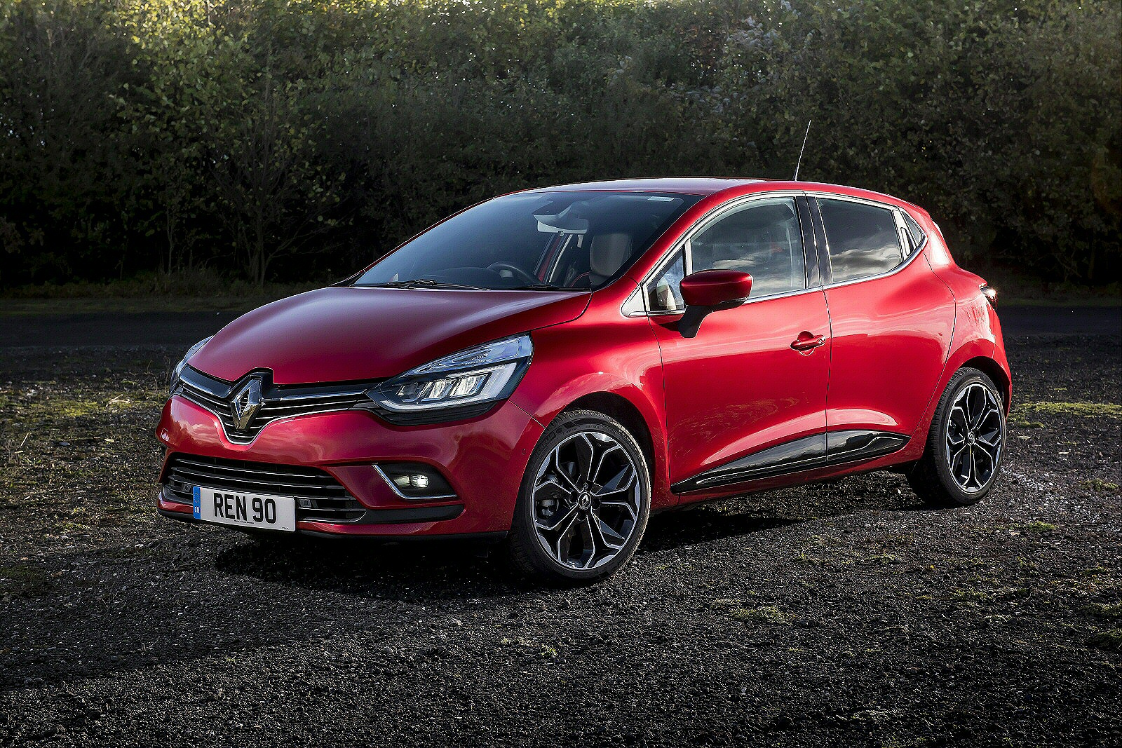 Used Renault Clio (2016 - 2018) + Guide - Image 1