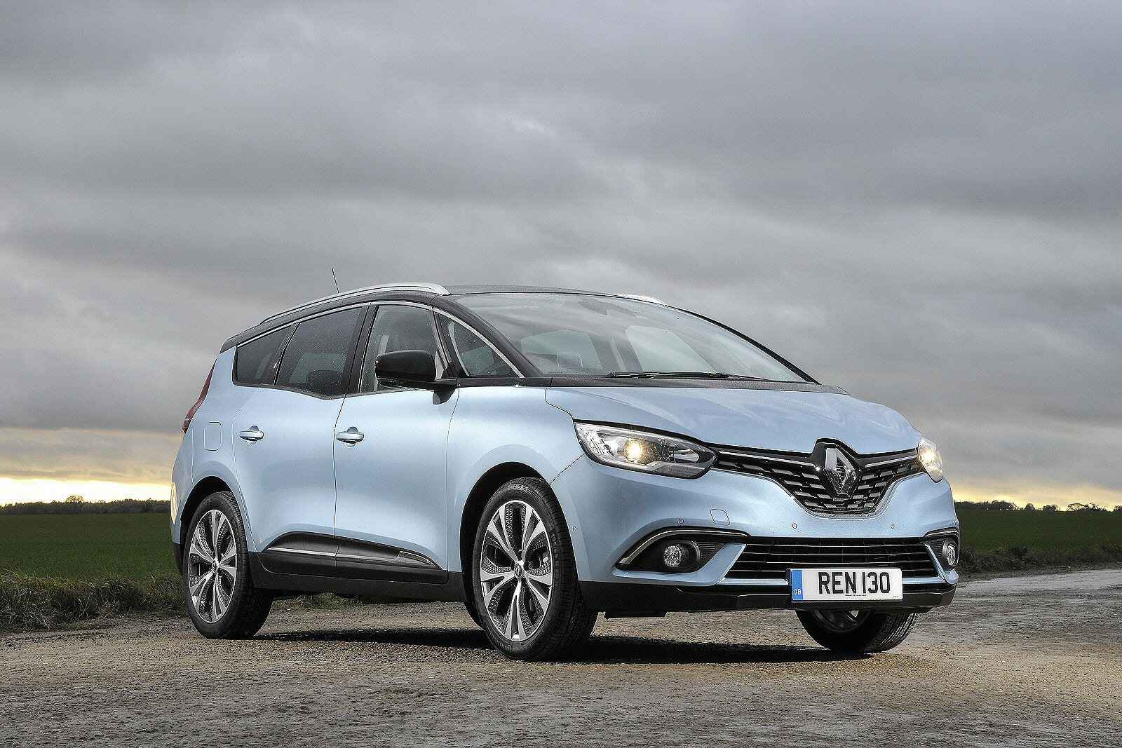 Used Renault Grand Scenic (2016 - 2020) + Guide - Image 1