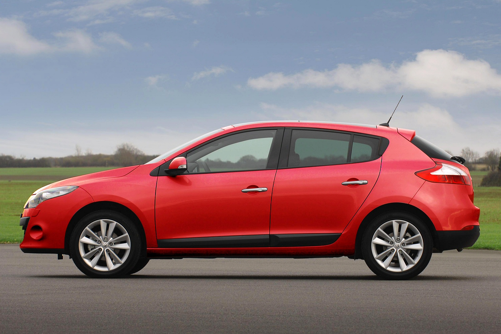 Used Renault Megane (2008 - 2012) + Guide - Image 1