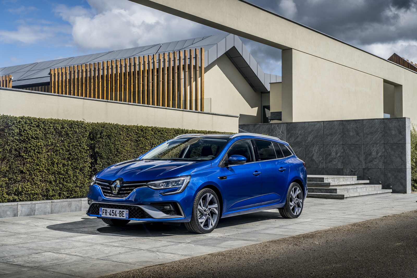 Used Renault Megane E-TECH Plug-In Hybrid 160 (2020 - 2022) + Guide - Image 1