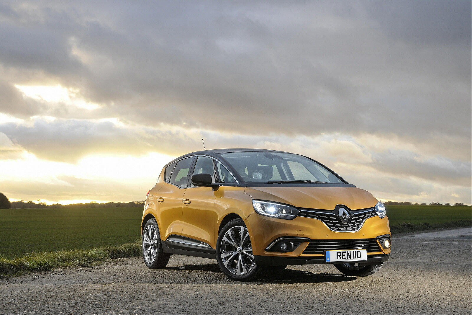 Used Renault Scenic (2016 - 2020) + Guide - Image 1