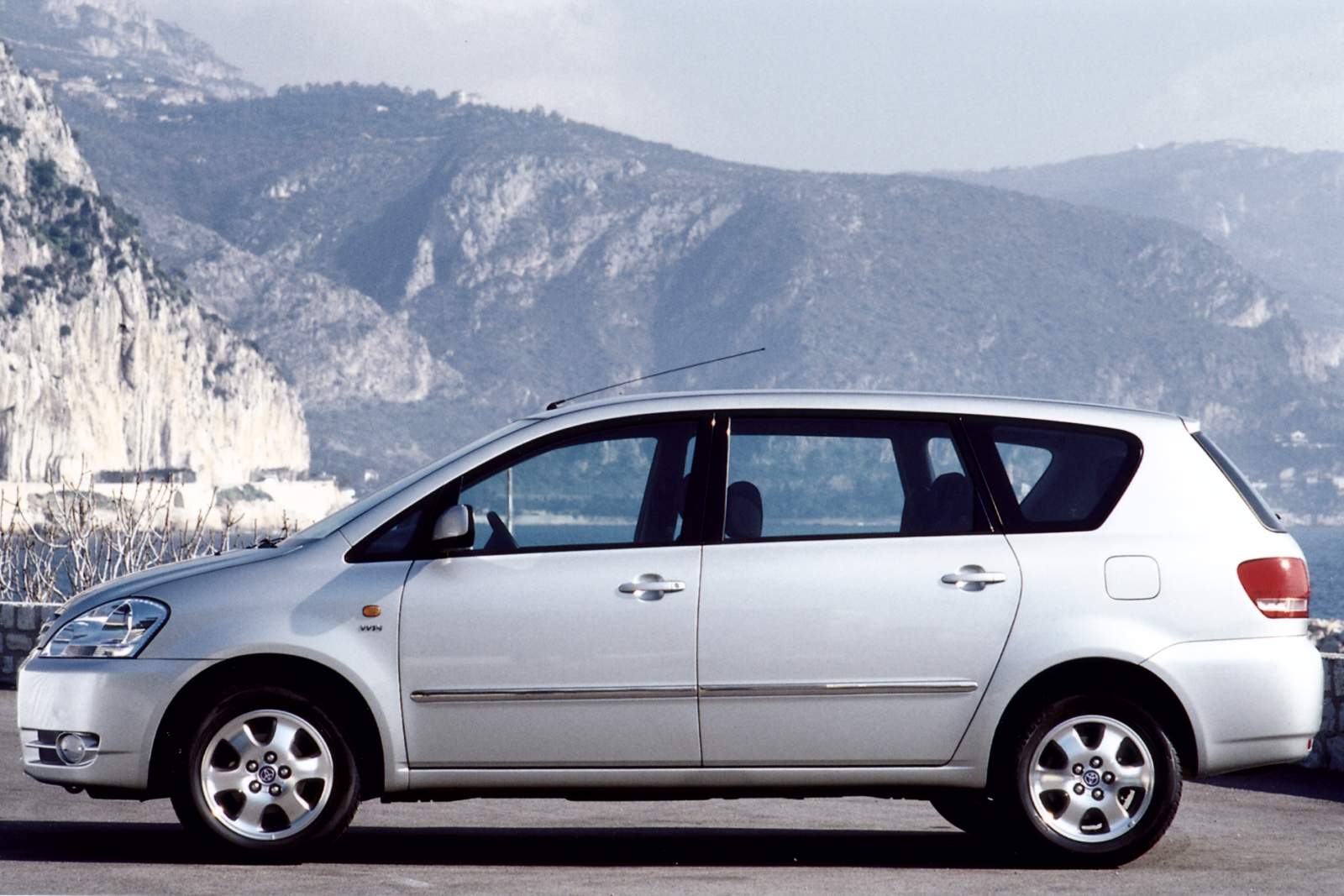 Used Toyota Avensis Verso (2001 - 2008) + Guide - Image 1