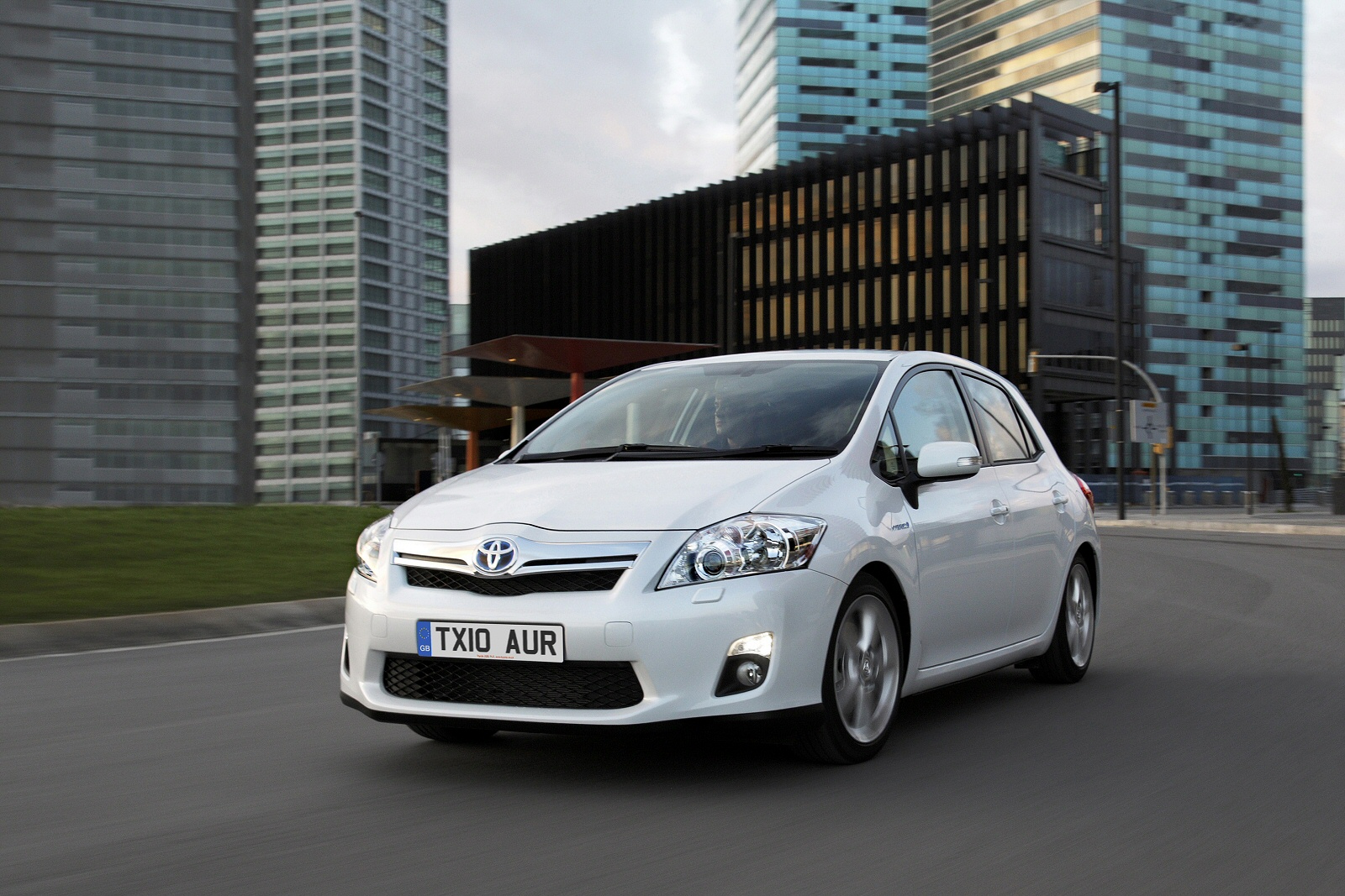 Used Toyota Auris Hybrid (2010 - 2013) + Guide - Image 1