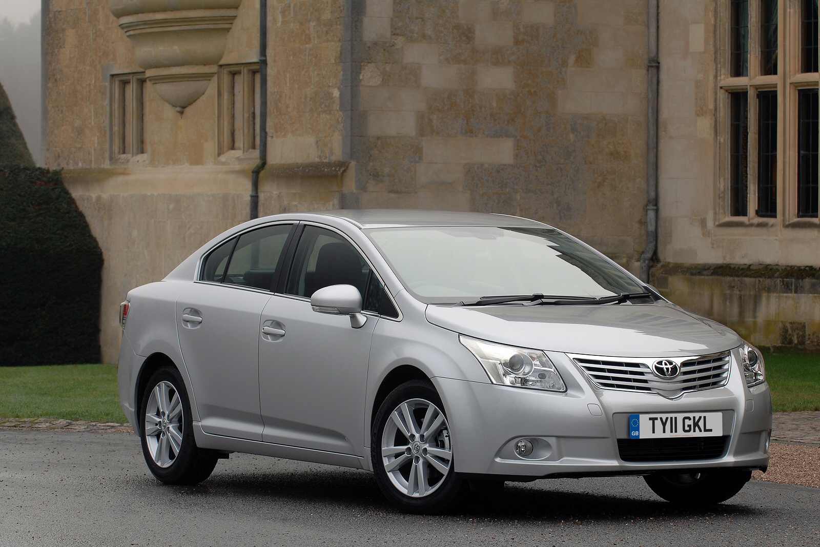 Used Toyota Avensis (2009 - 2011) + Guide - Image 1