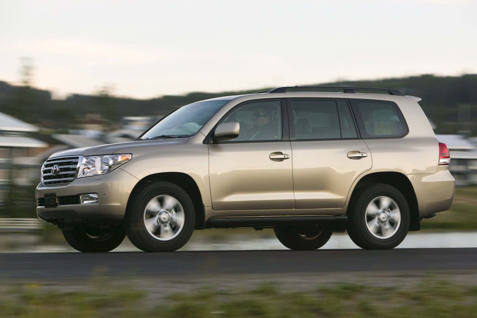 Used Toyota Land Cruiser V8 'J200' (2008 - 2011) + Guide - Image 1